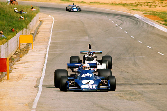 Джоди Шектер сдерживает Ройтемана на Гран При ЮАР 1975 года