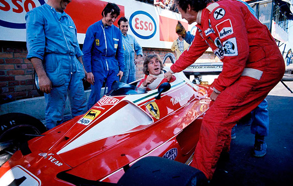 Джеймс Хант в машине Ники Лауды перед Гран При Монако