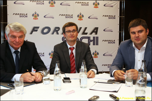 На фото справа налево, Николай Бутурлакин, Александр Богданов и Михаил Капирулин