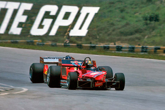 Карлус Пасе и Карлос Ройтеман ведут борьбу на Гран При Бразилии 1977 года