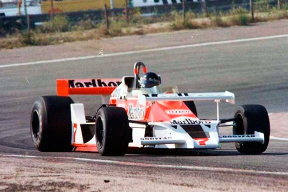 Джеймс Хант на McLaren с дополнительным антикрылом на тренировках в Испании