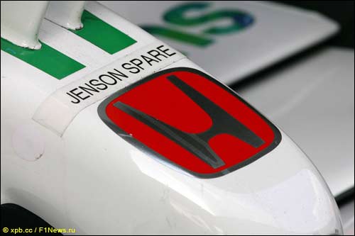 Логотим Honda на носовом обтекателе машины Дженсона Баттона