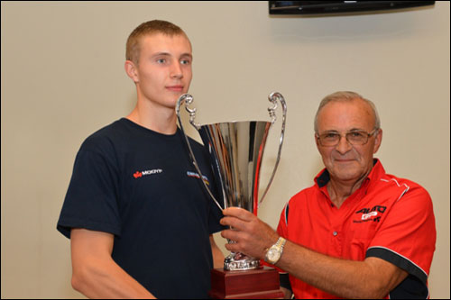Сергей Сироткин получает приз за третье место по итогам сезона Auto GP