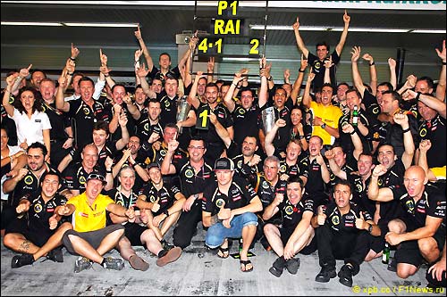 Lotus F1 Team празднует первую победу в сезоне 2012