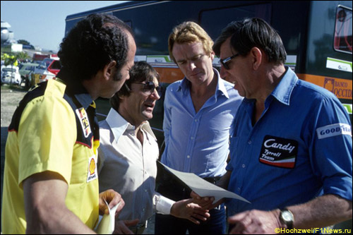 Члены FOCA на Гран При Испании 1980 года: Джо Рамирес (ATS), Берни Экклстоун (Brabham), Макс Мосли (FOCA) и Кен Тиррелл (Tyrrell)