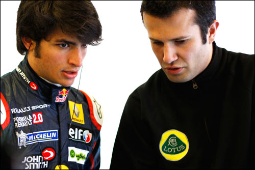Карлос Санс-младший с инжерером на тестах GP3 в Барселоне