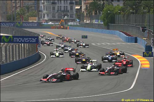 Пилоты McLaren Льюис Хэмилтон и Хейкки Ковалайнен лидируют на старте Гран При Европыв 2009 года