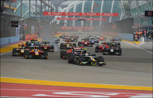 Старт сингапурского этапа серии GP2; лидирует Гидо ван дер Гарде