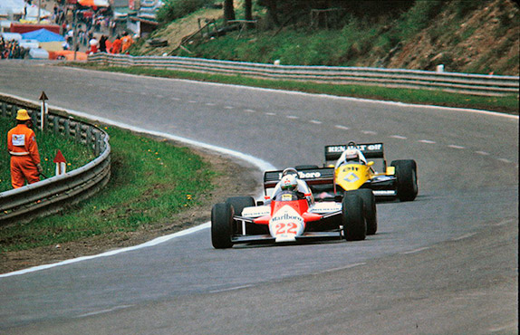 Ален Прост преследует Андреа де Чезариса на Гран При Бельгии 1983 года