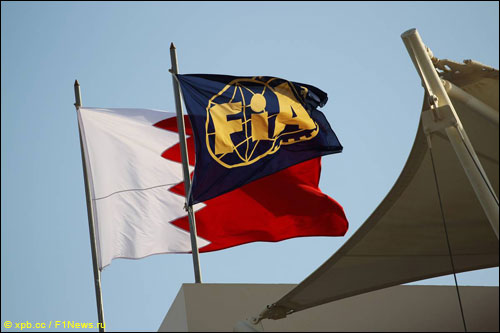 Государственный флаг Бахрейна и флаг FIA