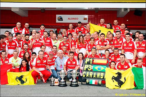 Команда Ferrari отмечает первое и третье место в Гран При Испании 2013