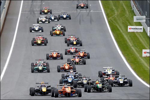 Старт первой гонки Формулы 3 в Шпильберге