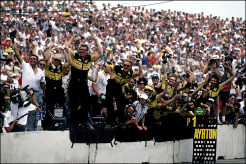 Команда Lotus приветствует Айртона Сенну на финише Гран При Детройта, 1986 год