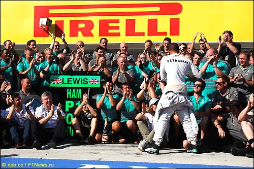 Mercedes AMG F1 и Льюис Хэмилтон отмечают победу в Гран При Венгрии 2013
