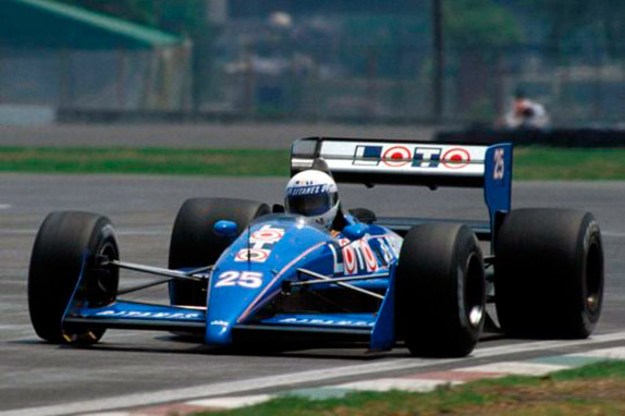 Рене Арну на Ligier с атмосферным двигателем Judd в Мексике имел мало шансов на успех