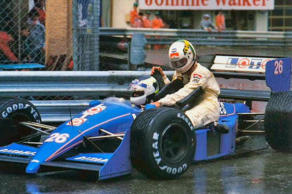 Стефан Йохансон (Ligier) подвозит Андреа де Чезариса (Rial) до боксов на warm-up Гран При Монако 1988 года