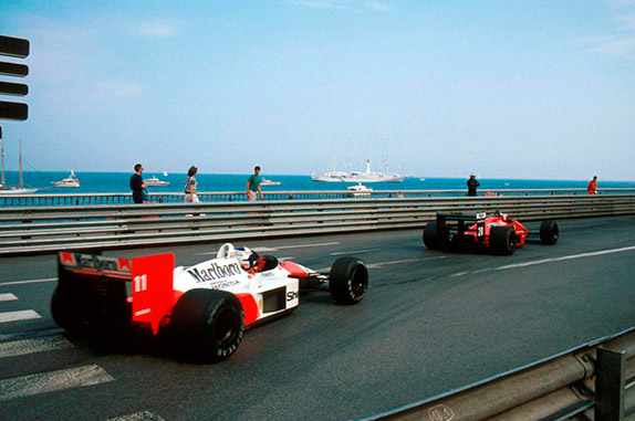 Ален Прост преследует Герхарда Бергера на Гран При Монако 1988 года