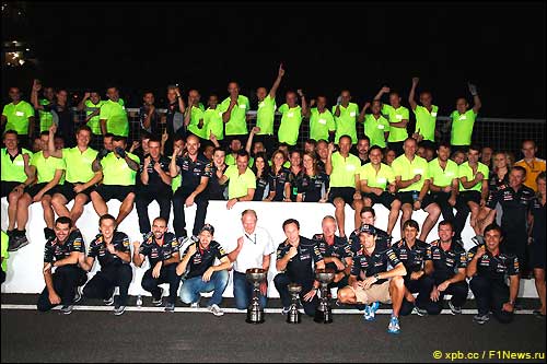 Команда Red Bull отмечает победу в Гран При Японии 2013.