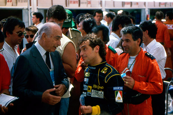 Хуан-Мануэль Фанхио в боксах Minardi общается с Пьерлуиджи Мартини