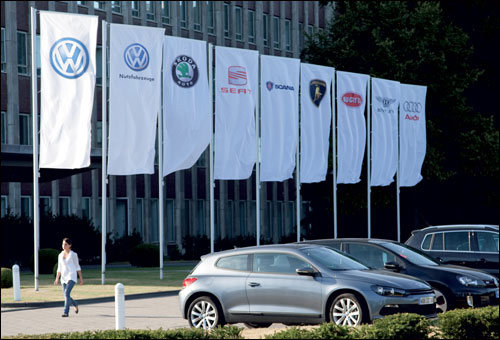 Флаги с эмблемами брендов, входящих в Volkswagen Group