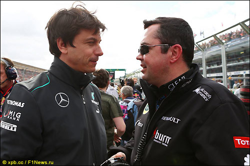 Эрик Булье (слева), руководитель Lotus F1, и Тото Вольфф, директор Mercedes Motorsport
