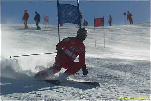 Михаэль Шумахер на лыжах на традиционном зимнем фестивале Wrooom, который проводила Ferrari, 2006 год
