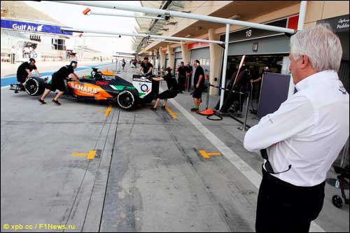 Директор гонок Чарли Уайтинг наблюдает за тестами в Бахрейне