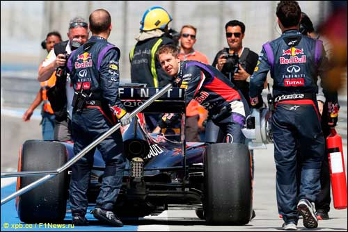 Red Bull Racing RB10 вновь остановилась на трассе