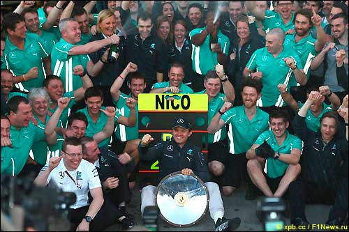 Mercedes празднует победу Нико Росберга в Гран При Австралии 2014
