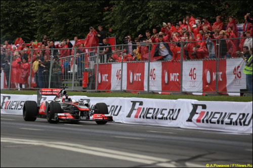 Дженсон Баттон за рулем McLaren на трассе Moscow City Racing, 2013 год