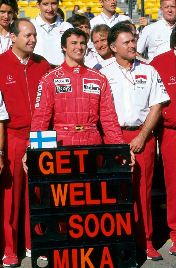 Марк Бланделл и команда McLaren с сообщением скорейшего выздоровления Мике Хаккинену