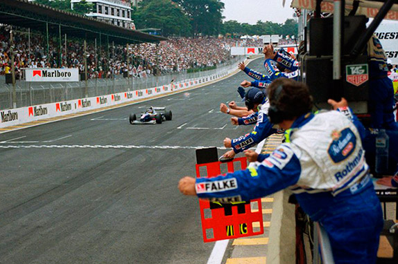 Жак Вильнёв выигрывает Гран При Бразилии 1997 года