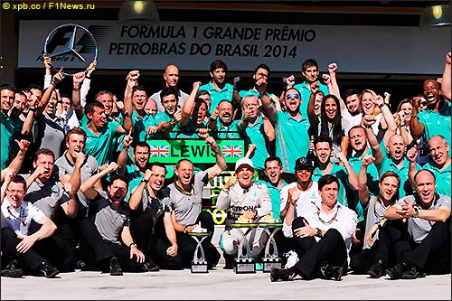 Mercedes празднует дубль в Гран При Бразилии 2014