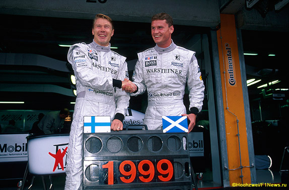 По ходу Гран При Германии 1998 года в McLaren объявили о продлении контракта с обоими пилотами на 1999 год