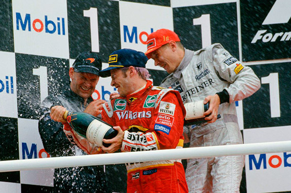 Подиум Гран При Германии 1998 года: Эдриан Ньюи, Мика Хаккинен и Жак Вильнёв