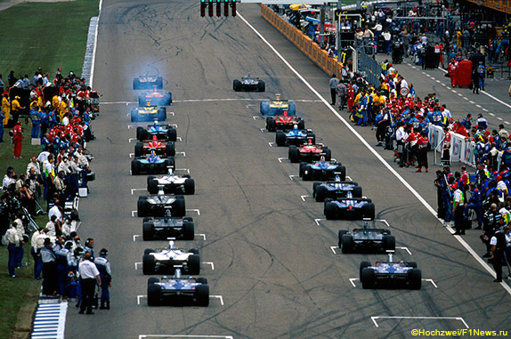 Пилоты уходят на прогревочный круг Гран При Германии 1998 года