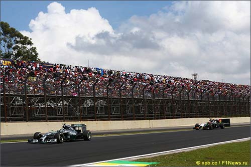 Нико Росберг лидирует на Гран При Бразилии