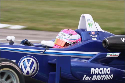 Элис Пауэлл за рулем машины комады Carlin в британской Формуле 3