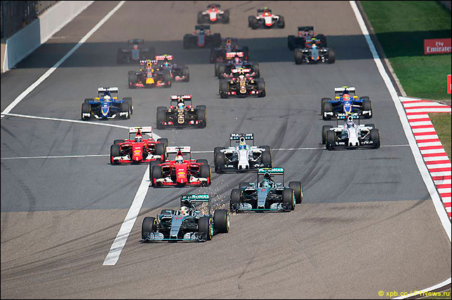 Старт Гран При Бахрейна 2015
