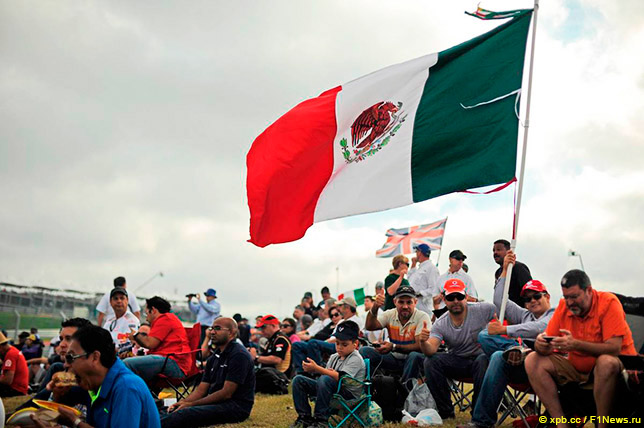 Мексиканские болельщики и флаг Мексики