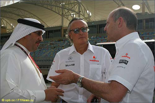 Слева направо: бахрейнский шейх Ахмед бин Моххамед Аль-Халифа, Мансур Оджей и Рон Деннис, 2008 год