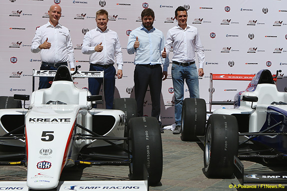 Мика Сало вместе с другими руководителями SMP F4 и Михаилом Алёшиным представляет машины новой гоночной серии