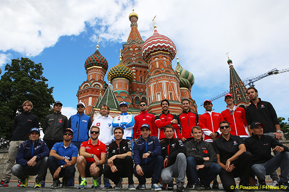 Групповое фото всех участников московского ePrix