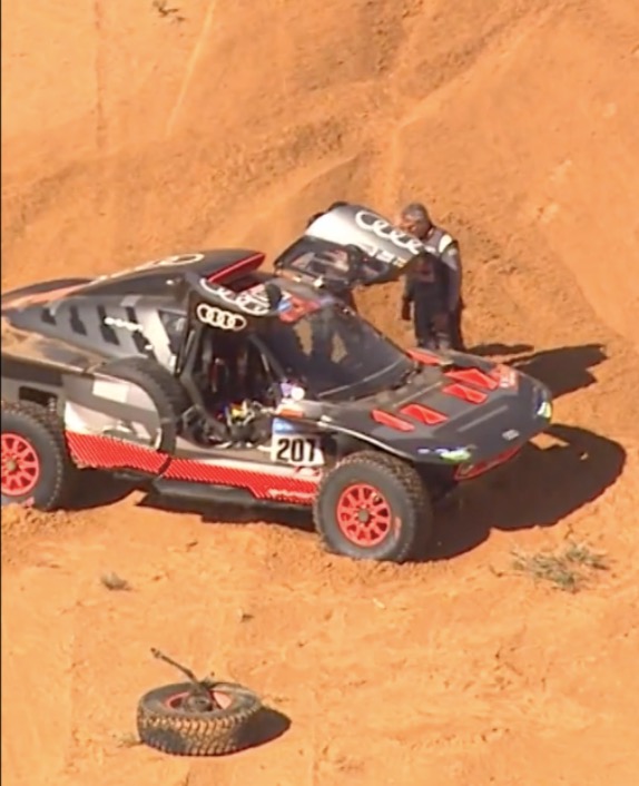 Audi Карлоса Сайнса после аварии, скриншот из видео пресс-службы ралли-рейда