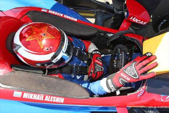 Михаил Алёшин в кокпите машины IndyCar