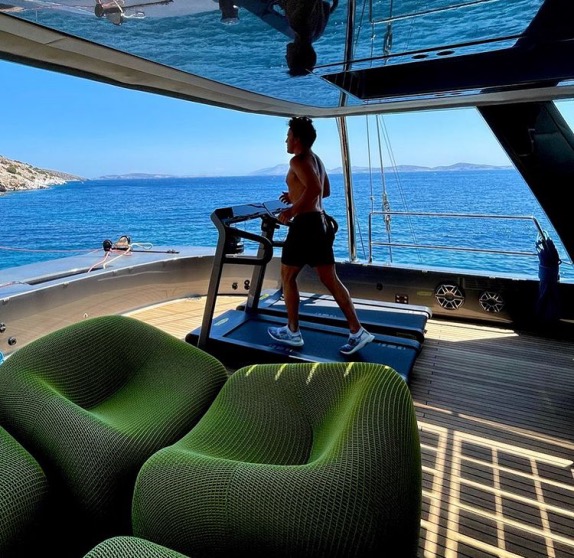 Фернандо Алонсо на своей новой яхте, где на борту есть буквально всё, фото из социальных сетей