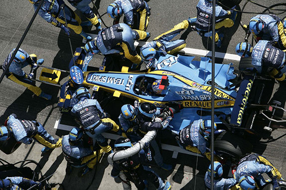 Фернандо Алонсо оба титула выиграл вместе с Renault, партнёром которой была марка Elf