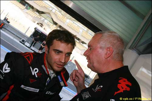 Жером Д'Амброзио (слева) и Джон Бут, глава команды Virgin Racing, на молодежных тестах в Абу-Даби