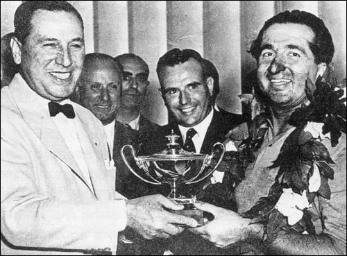 Хуан Перон вручает Альберто Аскари приз за победу в Гран При Аргентины 1953 года
