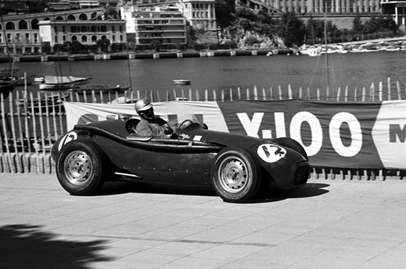 Берни Экклстоун на трассе в Монако за рулём Connaught в 1958 году